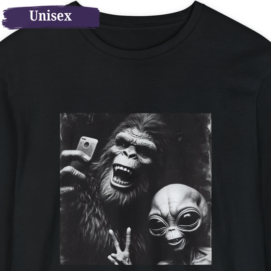 Retro Selfie with Alien Bigfoot Funny Unisex Long Sleeve T-Shirt